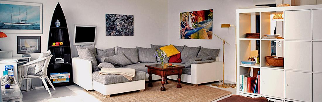 Wohnlandschaft mit Bettkasten und Schlaffunktion für Besuch, Flachbild-TV mit internationalen Programmen in HD-Qualität (Pin für nicht jugendfreie Filme), Radio mit DVD- und CD-Spieler, diverse Tischspiele und Bücher